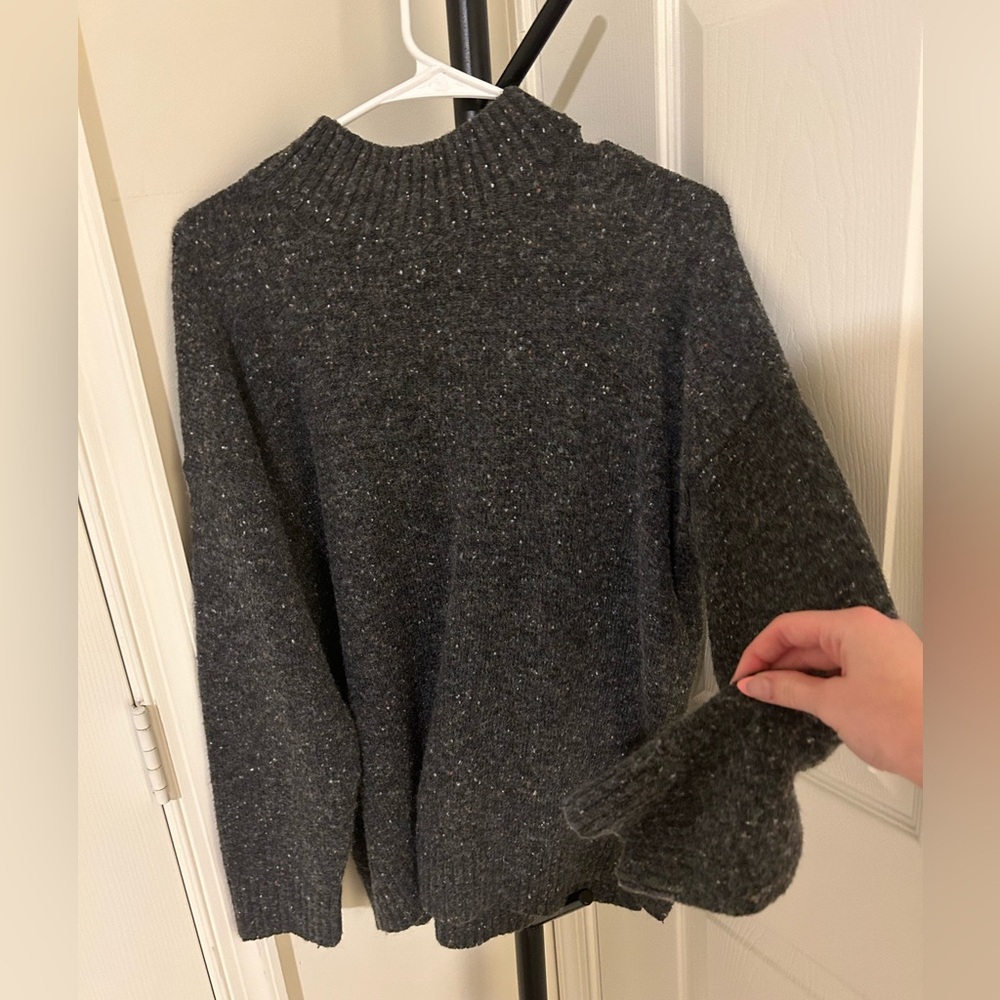 thick gray sweater (w specks of light pink/white) 🤍